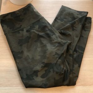 Lululemon wunder under camo capri
